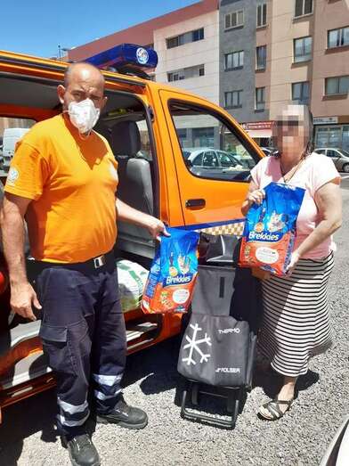 Reparto de alimentos para animales (Foto TA)